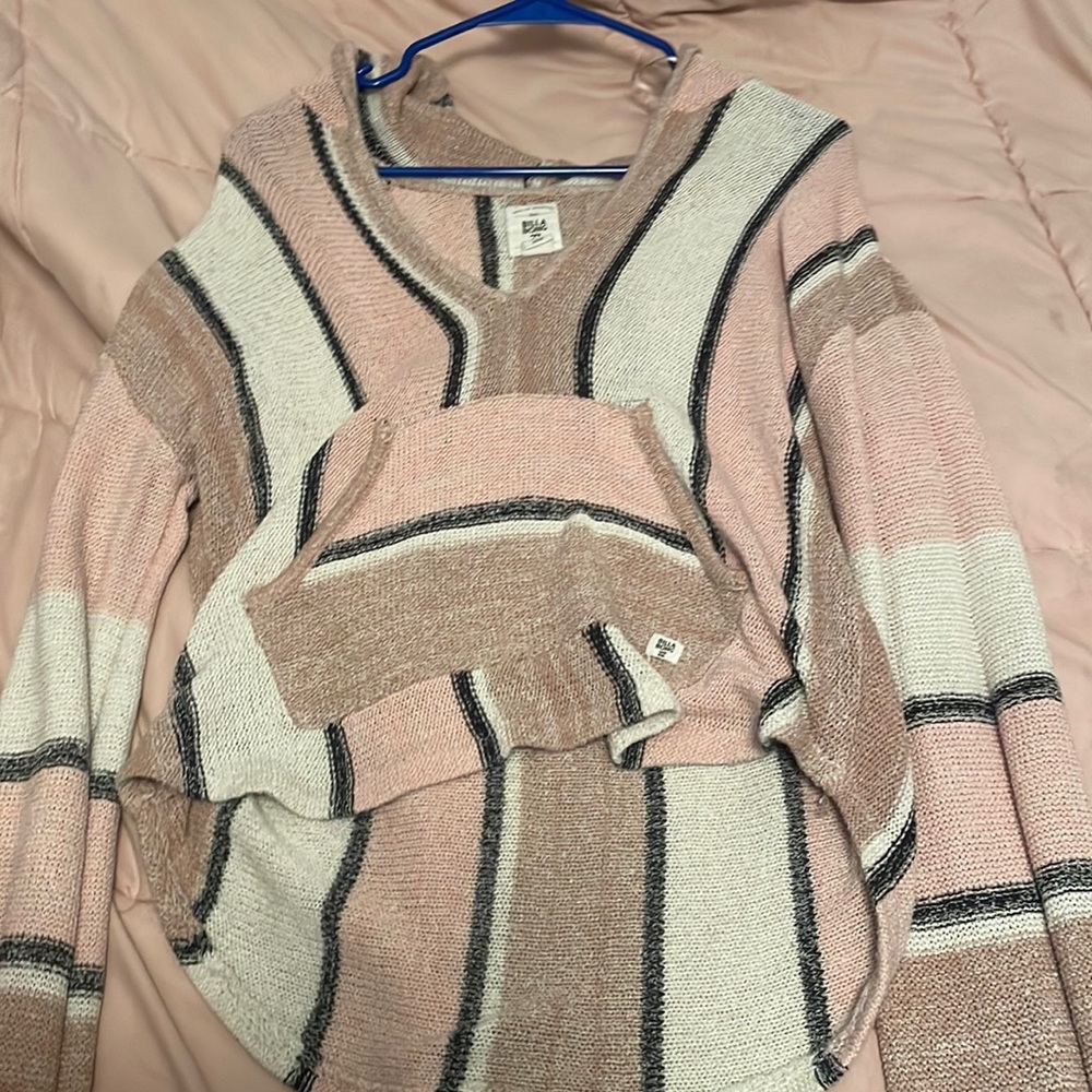 It’s a size small. Looks really good only have worn once.